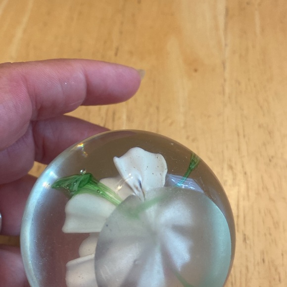 Vintage art glass flower paper weight. There is a small dent on bottom side - Picture 5 of 6